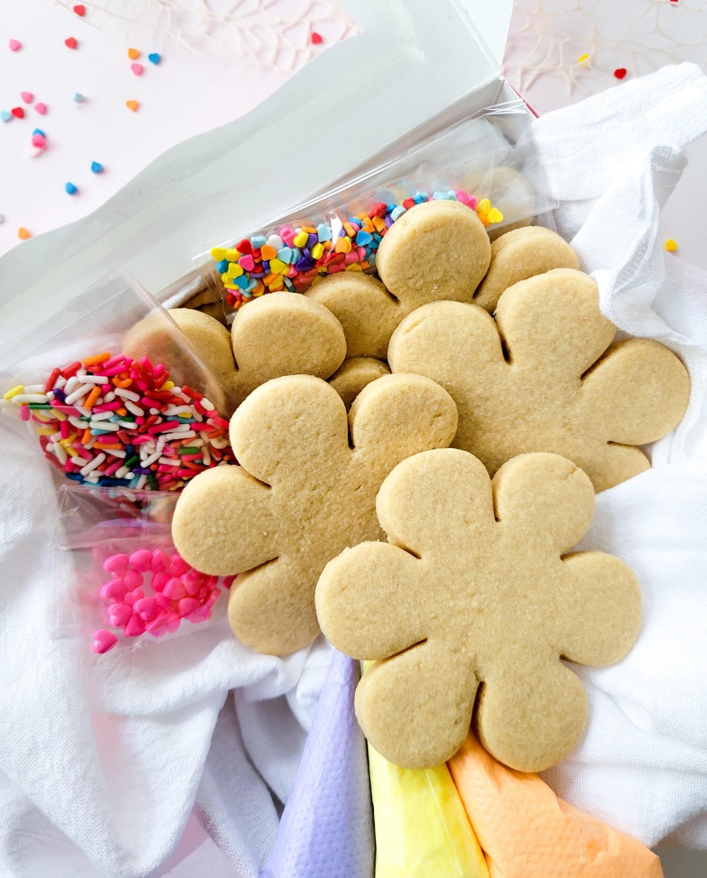 Flower-Shaped
Sugar Cookie
Decorating Kit